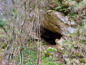 Imagen de la entrada de la cueva de La Ozácar