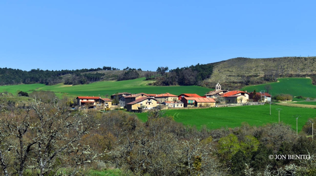 Paisaje con el pueblo de Valluerca y el cielo azul