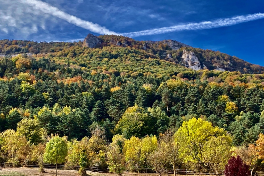 La Sierra de Artzena con su ladera cubierta de un hayedo con colores verdes y amarillos del otoño